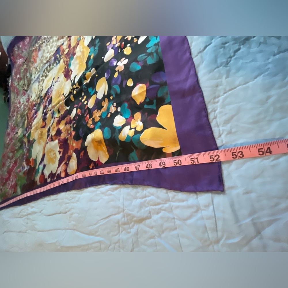 Ferragamo ICONIC 52” X 52” Colourful Giraffe Print Scarf 100% Silk - Picture 5 of 6